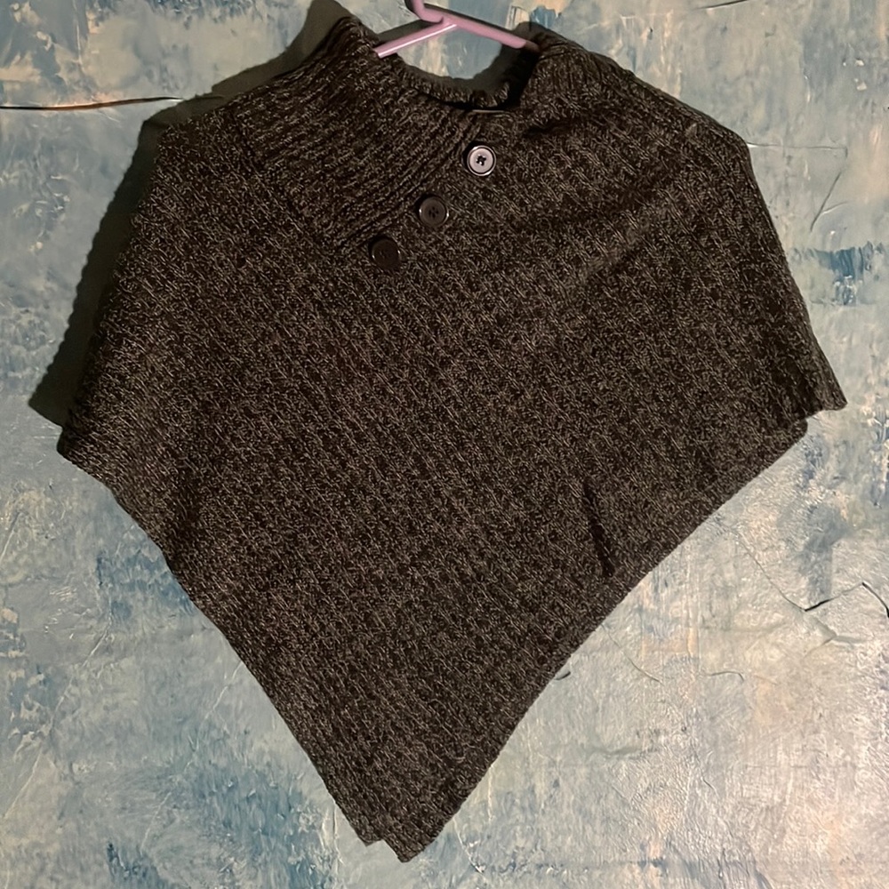 Very soft sweater throw over, from hearts n crush, never worn, size medium